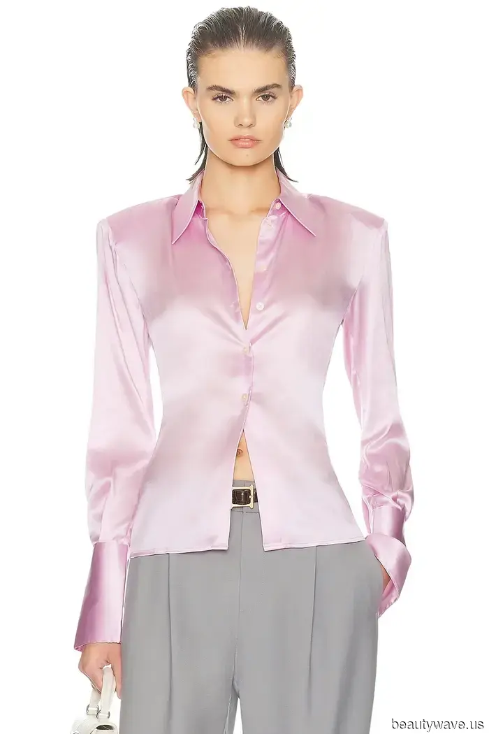 Questa tendenza della camicia in satin sembra uscita direttamente dall'era Gucci di Tom Ford&mdash;7 modi in cui le persone della moda stanno…