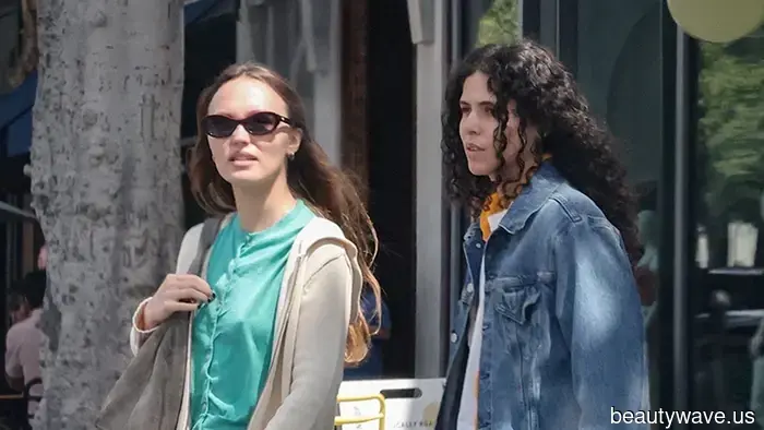 Resulta que esta tendencia de zapatos planos se ve perfecta con jeans de lavado oscuro.