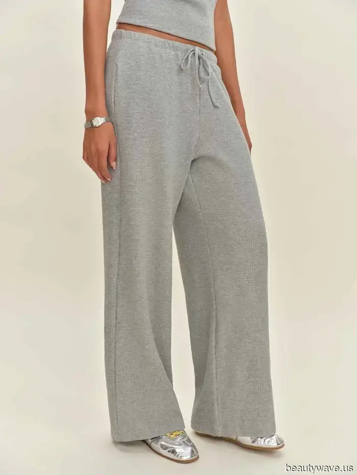 Vestir de negro es genial, pero este color de atuendo se ve aún más genial con zapatillas.