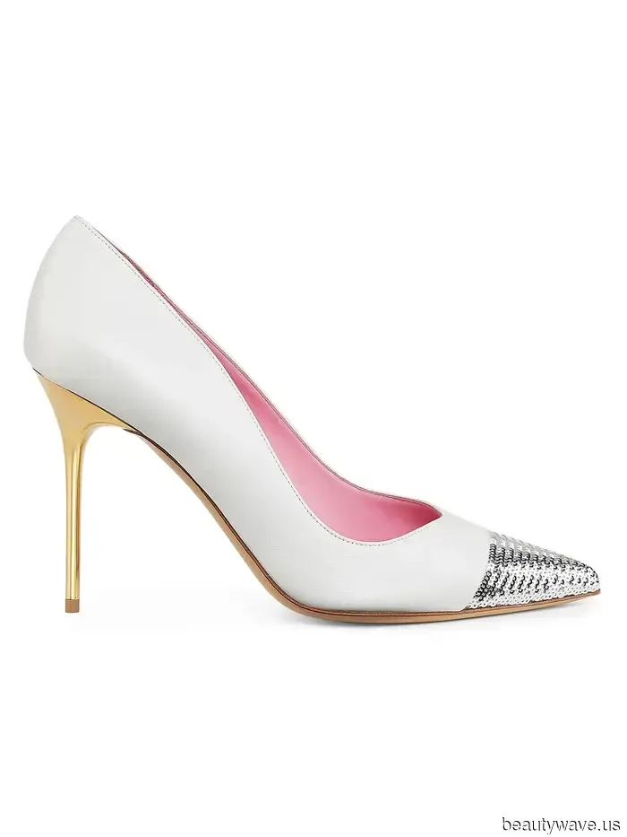 Throughout Paris Fashion Week, everyone was pairing leggings with this shoe trend, and I'm making a note of it.