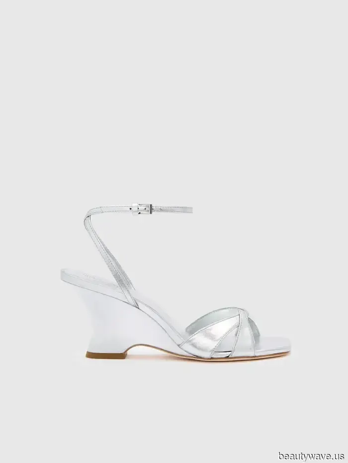 Light-wash jeans appear more stylish for 2026 when paired with this trendy shoe style instead of a plain option.