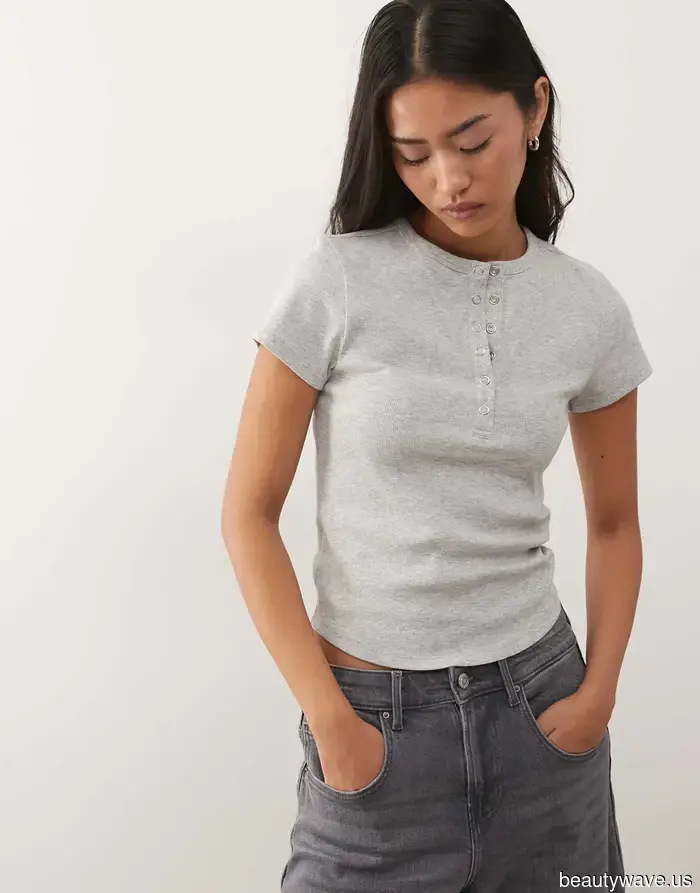 Todos estamos de acuerdo, entonces&mdash;Esta blusa sin complicaciones es la forma fácil de elevar tus looks de nueva temporada.