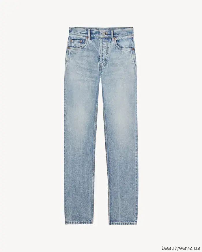Light-wash jeans were a prominent feature at the Dior show—these shoes will give them a stylish touch for 2026.