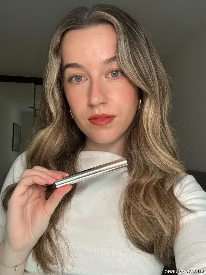 Mi mamá y yo siempre nos quejamos de los labios secos&mdash;este es el lápiz labial que ambas recomendamos.