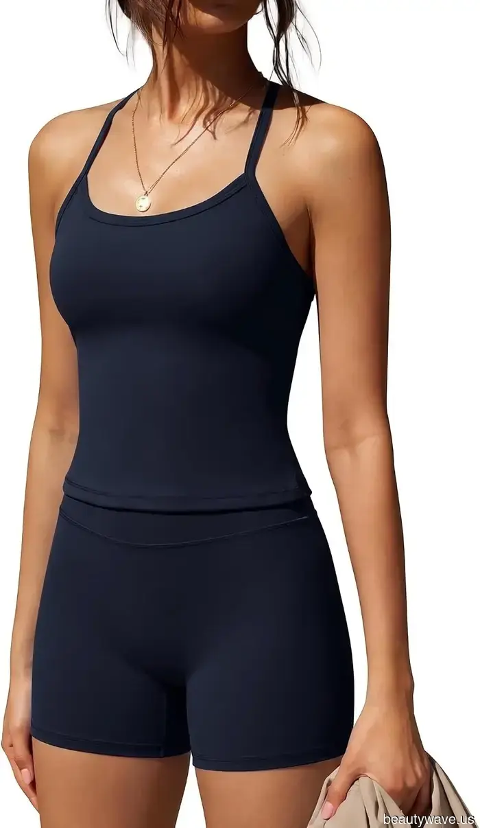 Heiße Mädchen mit kleinem Budget bestellen diesen süßen Trainingssets von Amazon diesen Sommer.