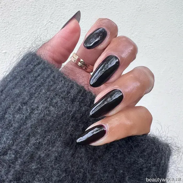 Nicht Pastellfarben&mdash;Modeinsider tragen diesen unerwarteten Nageltrend im April