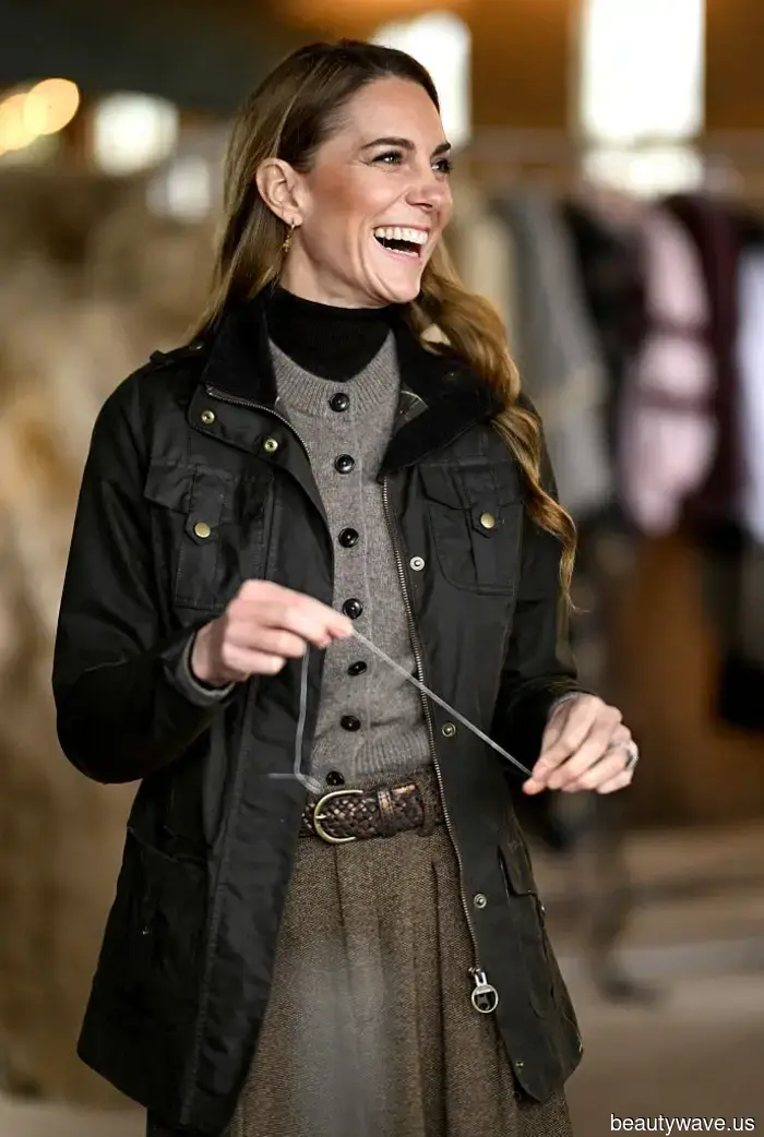 Kate Middleton ha appena indossato il maglione che io e tutti i miei amici alla moda desideriamo, ed è ancora disponibile.