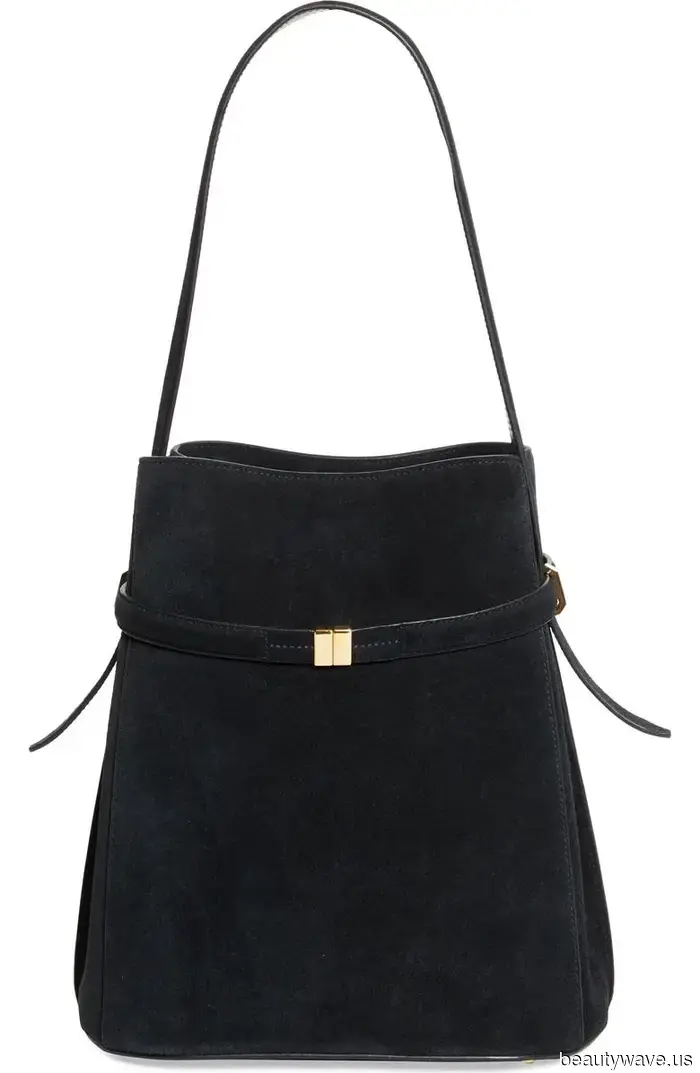 To achieve a Parisian look in Paris, you need to have these 12 essential fall wardrobe pieces.