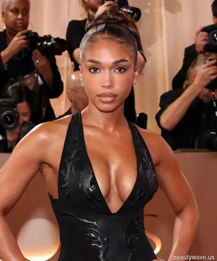 The Golden Globes Revived Red Carpet Glamour: 32 Celebrity Looks That Define Elegance