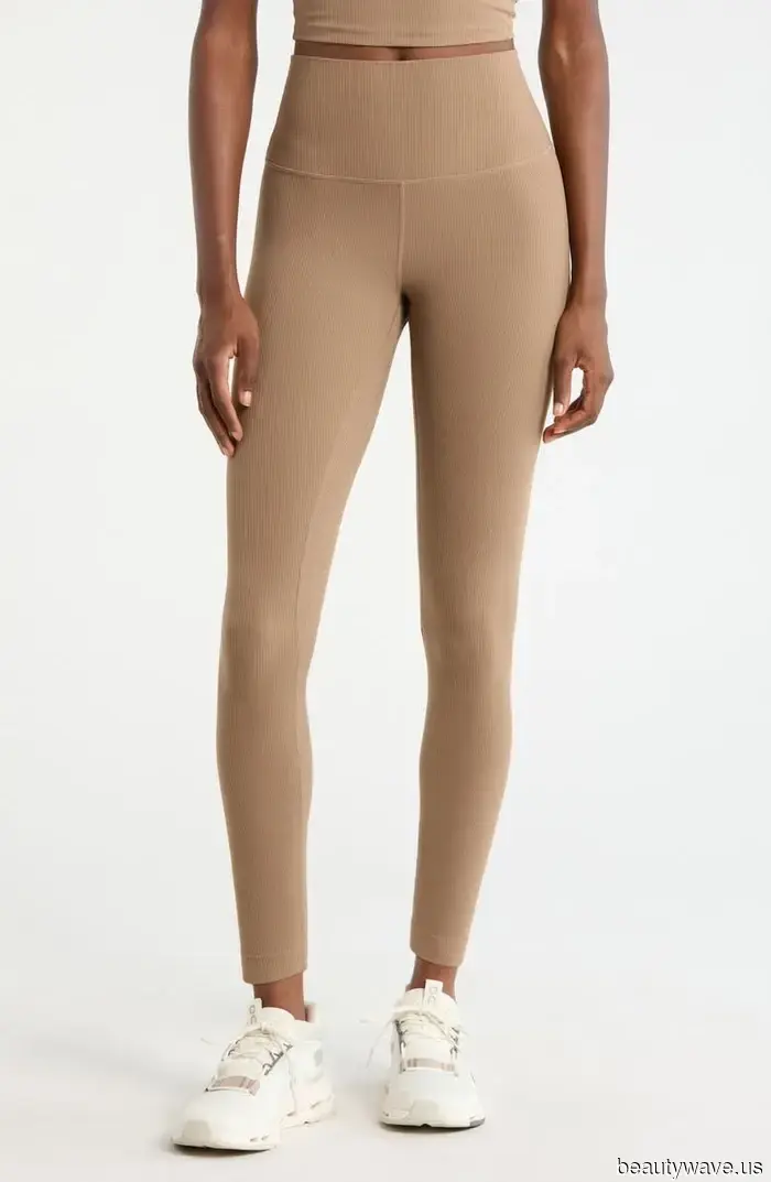 Not Navy, Not Brown—The Stylish Leggings Color LA Girls Pair With Flip-Flops for Hot Pilates and Erewhon.