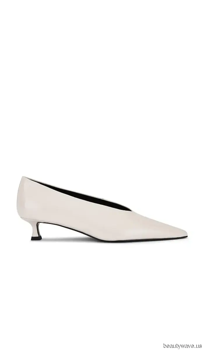 Verabschieden Sie sich von Kitten Heels&mdash;Dieser noch kürzere Schuh taucht plötzlich in jedem Modebewussten Kleiderschrank auf.