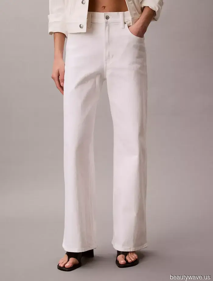 The Sole Denim Style You'll Notice on French and Italian Women During the Summer