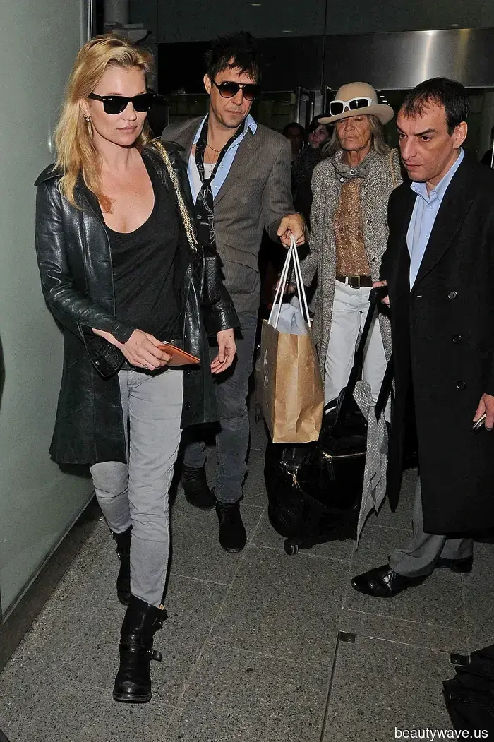 Von den 90ern bis heute&mdash;Jeder Kate Moss Flughafen-Look und der Styling-Trick, den sie nie fallen lässt