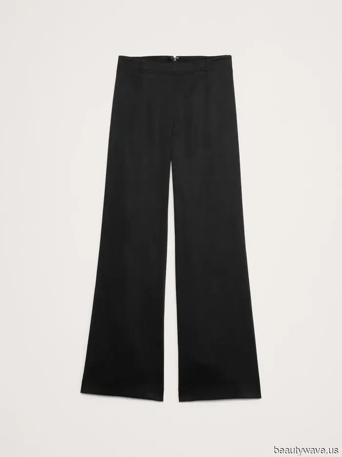 Declaring It: In Just a Month, This Cropped Pants and T-Shirt Ensemble Will Be Worn by Everyone.