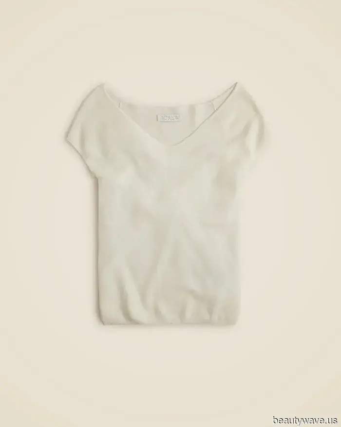 Questa t-shirt è stata "fuori" per così tanto tempo che è difficile credere che sia di nuovo alla moda.