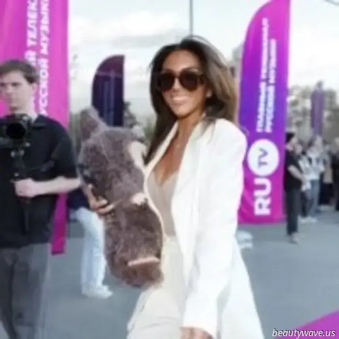 Lucy Pylaeva and the giant Labubu: a new level of fashionable irony on RU.TV 2025