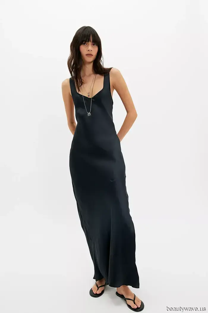 Se vuoi apparire ricca e senza sforzo, indossa il tuo LBD esattamente in questo modo.