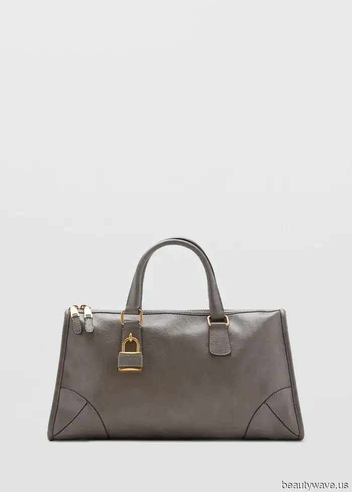 You possess classic taste if you are sporting this elegant handbag design.