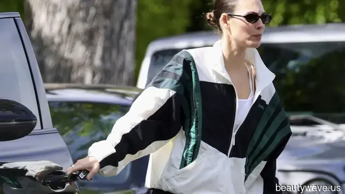 Wenn Sie weiße Sneakers tragen möchten, kombinieren Sie sie mit diesem nicht grundlegenden Leggings-Trend, um schick auszusehen.