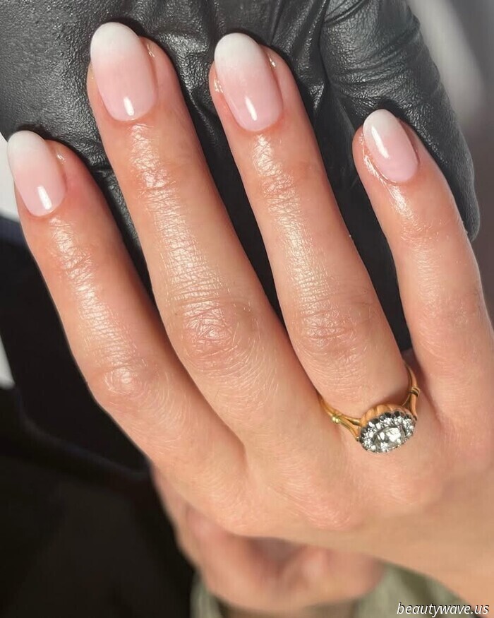 Según las Manicuristas Famosas (y Hailey Bieber), las Uñas de "Servicio Suave" Se están Apoderando del Verano de 2025