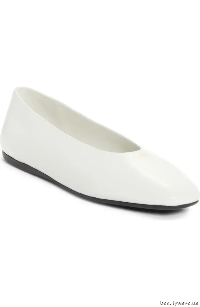 Le ballerine colorate che le ragazze stanno indossando con i pantaloni estivi non sono nere o marroni&mdash;sono molto più cool.