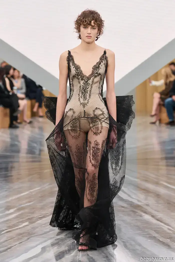 Chaquetas Bar reducidas, sombreros escultóricos y un gran paisaje de fantasía: Jonathan Anderson inicia un nuevo capítulo en Dior.