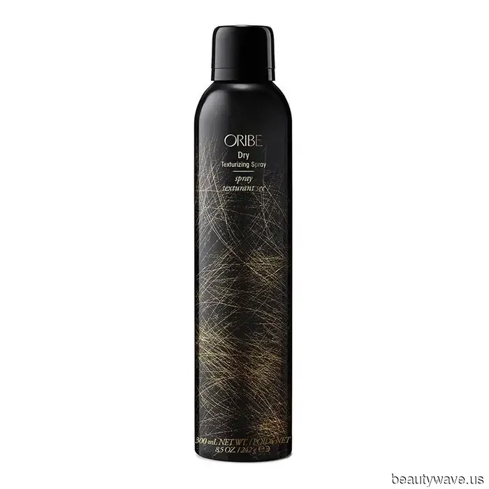 A celebrity hairstylist just demonstrated how to achieve flawless beachy S-waves.