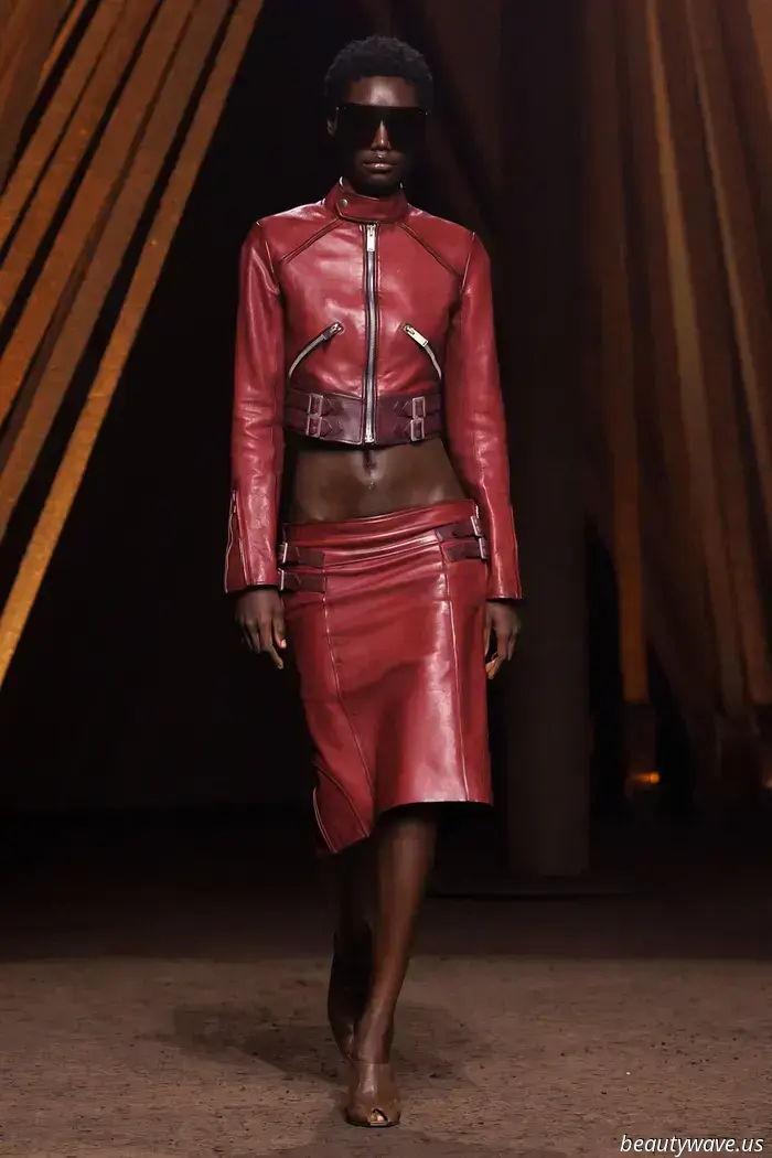 Korsetts, Fransen und jede Menge tiefsitzende Hosen: Alexander McQueen interpretiert die Uniform neu