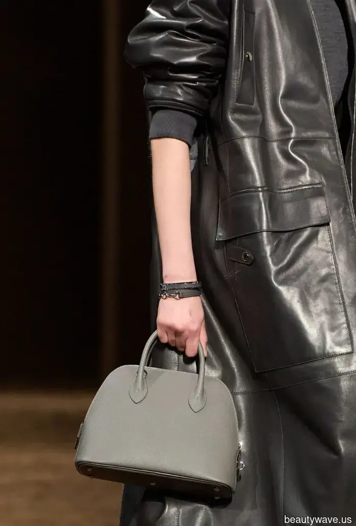 You’re a fashionista if you’re sporting one of these 7 winter handbag trends.