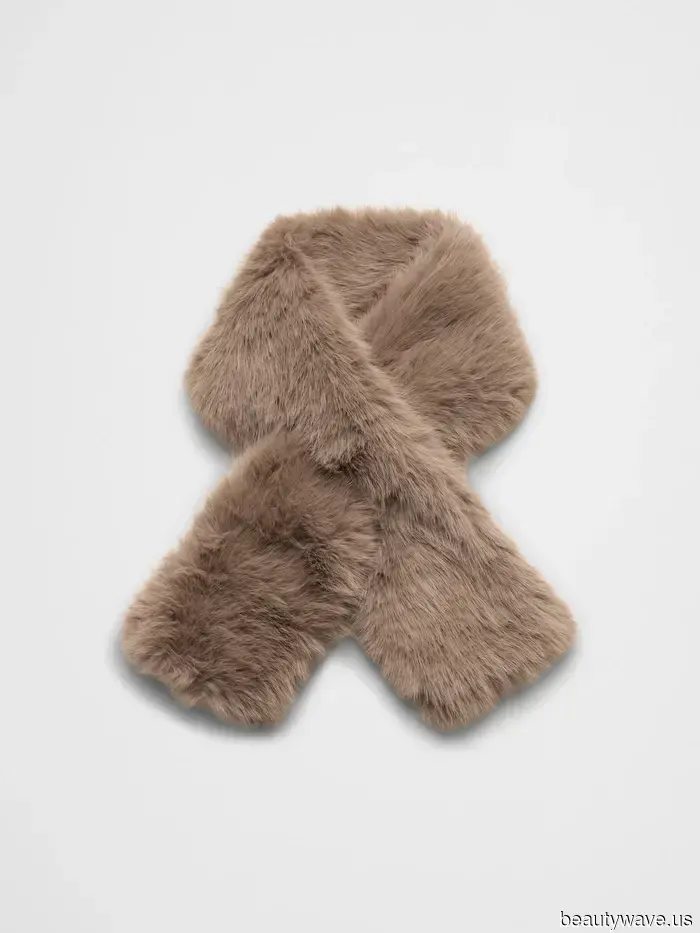 7 Modi per Abbinare l'Accessorio Invernale di Tendenza che Tutti Quelli che Conosco Stanno Indossando con Cappotti e Maglioni