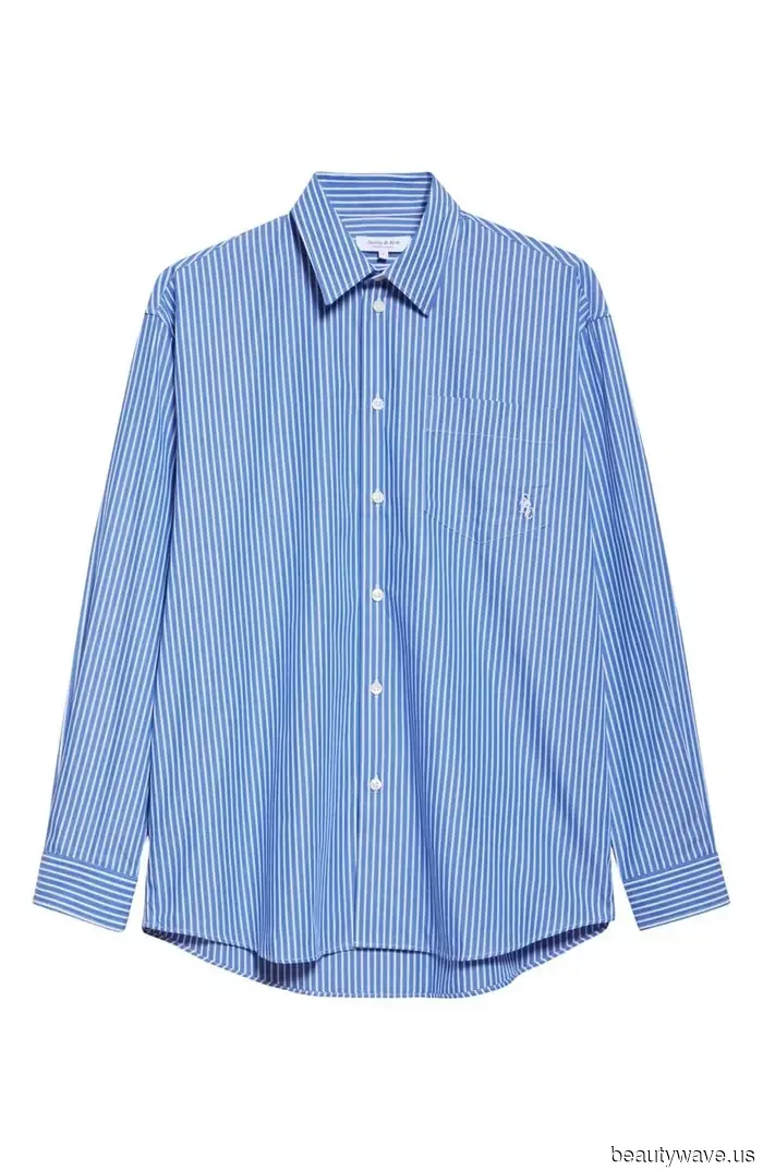 Lucir elegante en el aeropuerto en 2025 significa llevar esta tendencia de camisa y esta tendencia de zapatos con jeans.