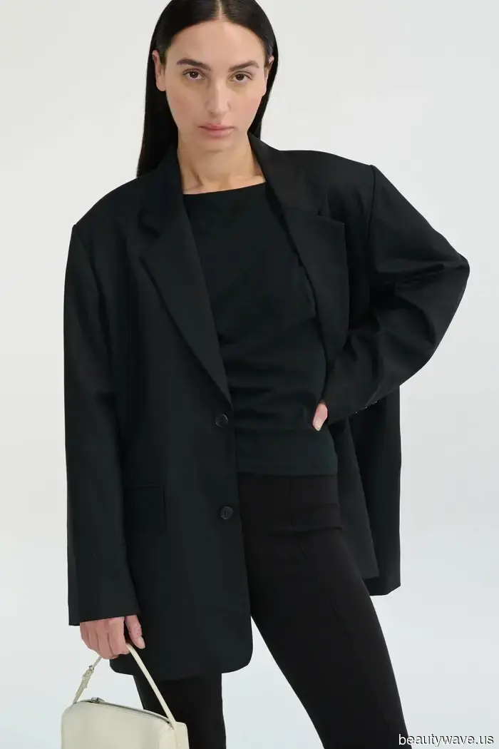 Тренд цвета обуви, который делает ношение джинсов с пиджаками выглядящим как в 2025 году, а не устаревшим.