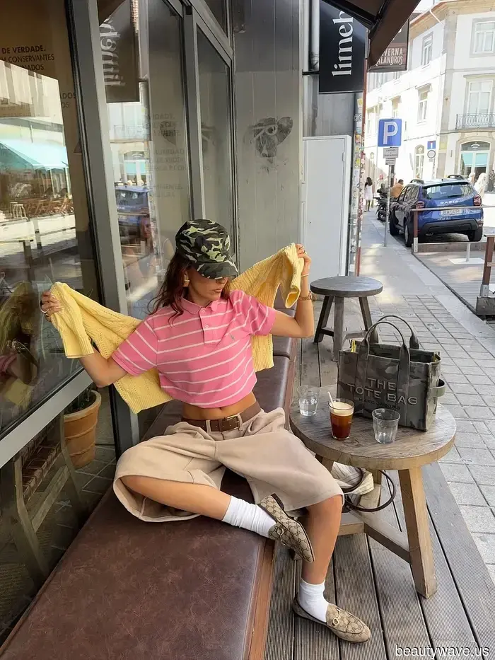 Va bene, finalmente sostituirò le mie classiche t-shirt bianche con questo capo d'abbigliamento più fresco e raffinato.