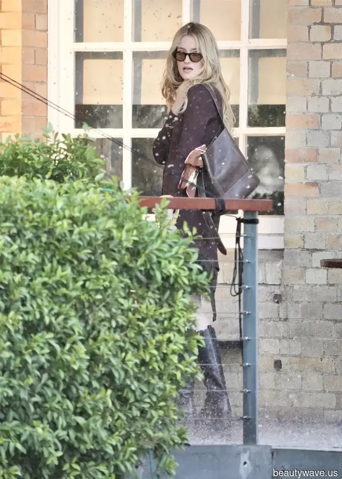 Sarah Pidgeon Embraces Full '90s Minimalism with This CBK-Recommended Spring Dress Trend