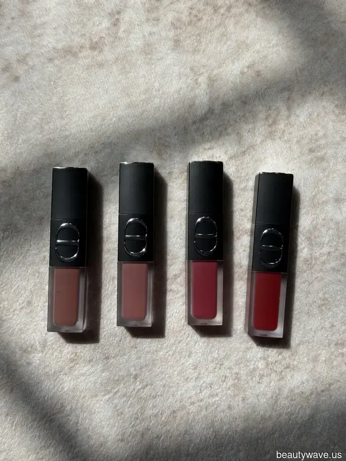 Nublado, Construible y Dolorosamente Chic&mdash;Los Nuevos Lip Blurs de Dior Son la Definición del Maquillaje Suave de Otoño