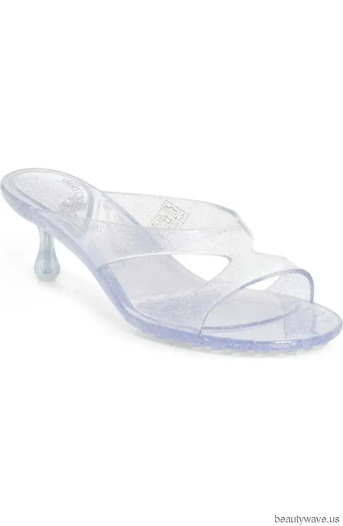 Jelly sandals have made a comeback—regardless of whether you’re 20 or 40, this is a chic way to wear them.