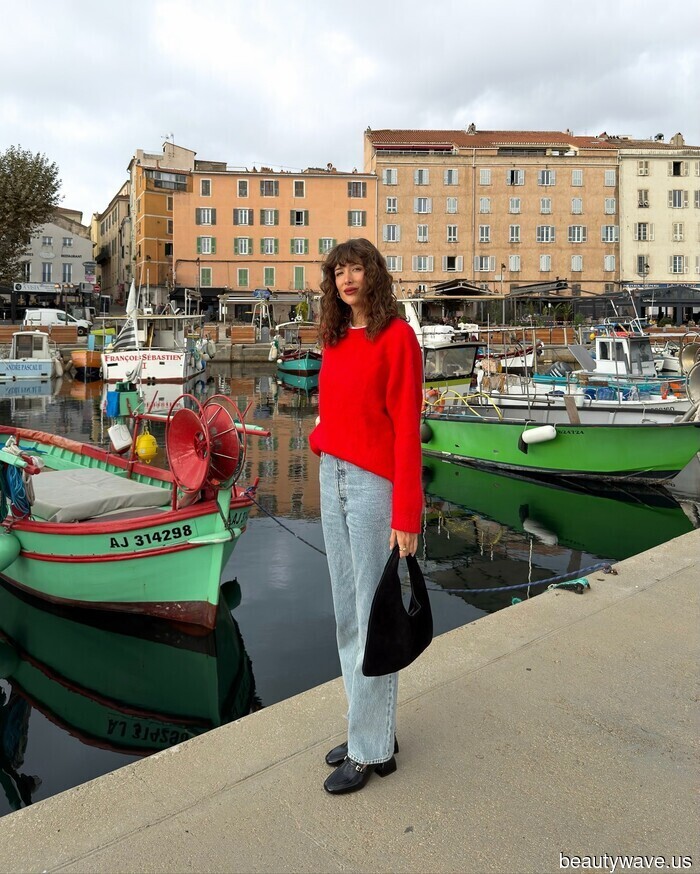 This is the denim color trend that everyone is pairing with high heels (and no, it’s not black).