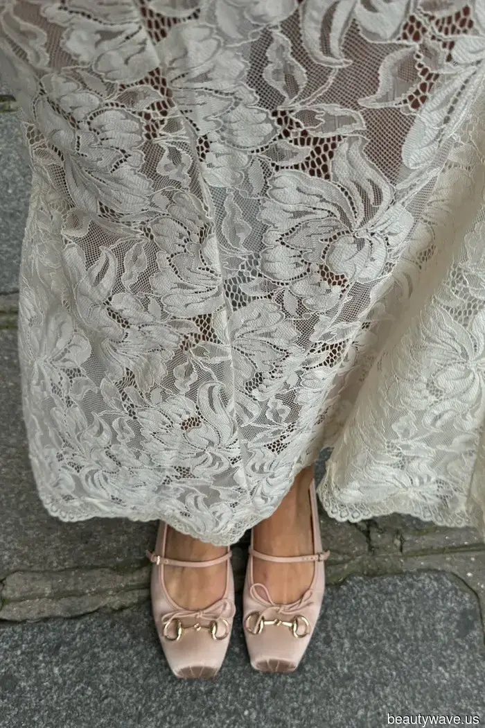 Le décolleté bianche sono belle, ma le spose del 2026 cammineranno lungo il corridoio con queste 6 tendenze di scarpe inaspettate.