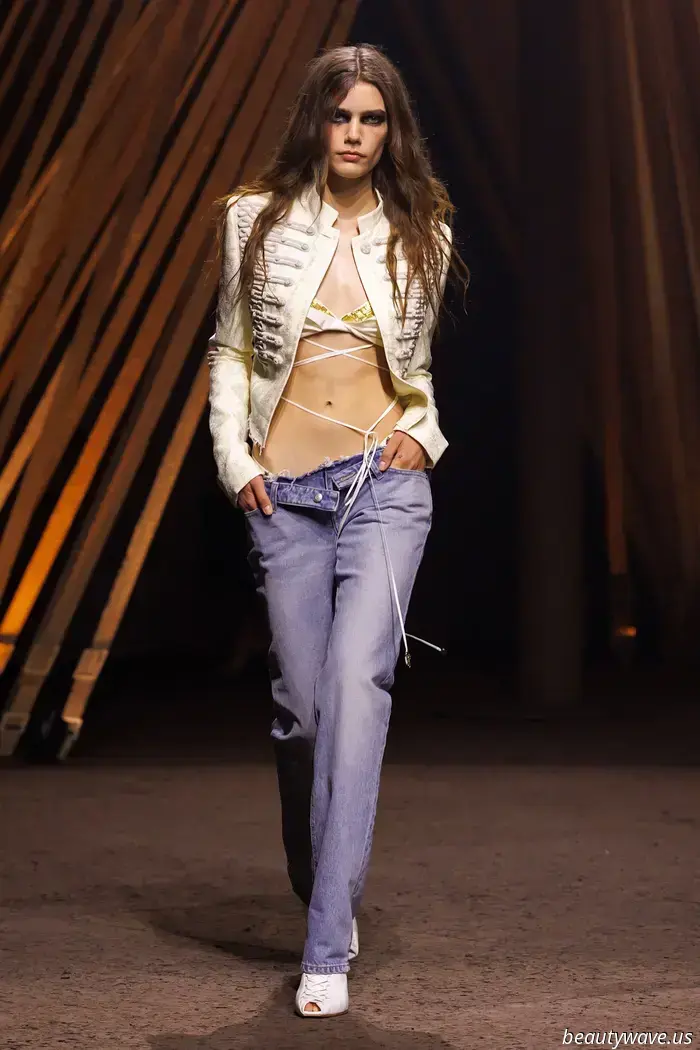 Korsetts, Fransen und jede Menge tiefsitzende Hosen: Alexander McQueen interpretiert die Uniform neu