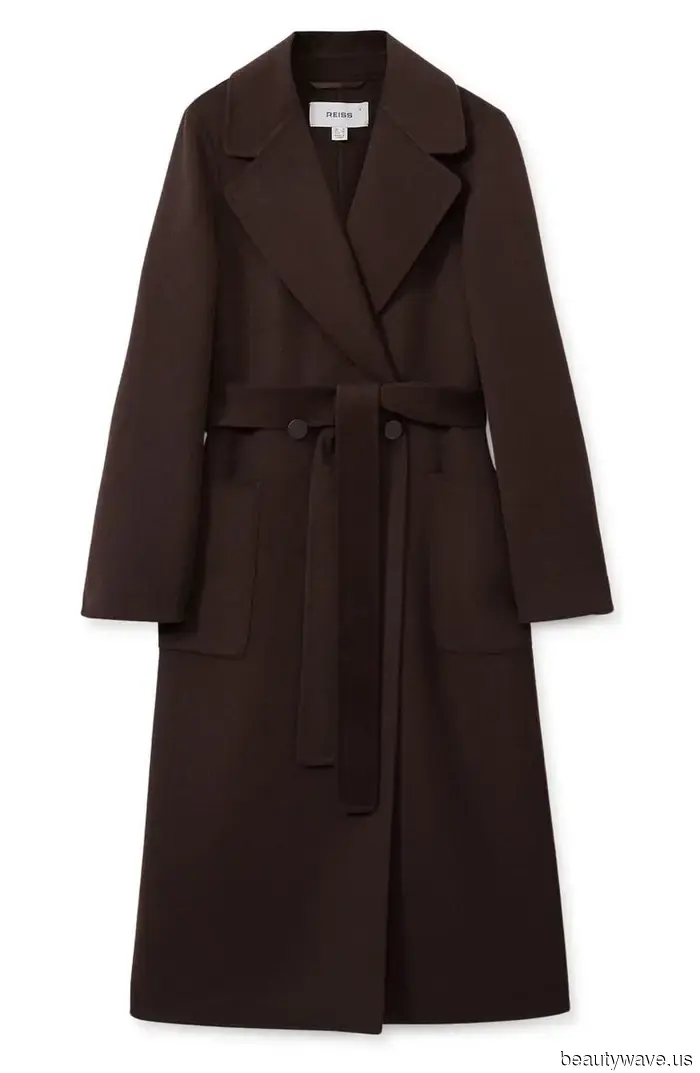 This Is the Skirt Style Editors Consistently Don During Winter Fashion Events.