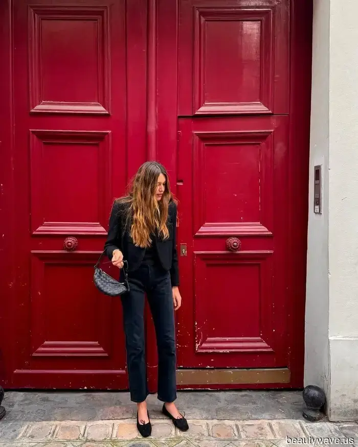 Indeed, ballet flats pair well with skirts, but they look even better in this Parisian-endorsed combination.