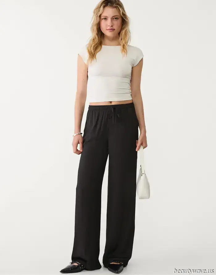 Como por arte de magia, este estilo de pantalón brillante hace que los conjuntos completamente negros luzcan tan elegantes