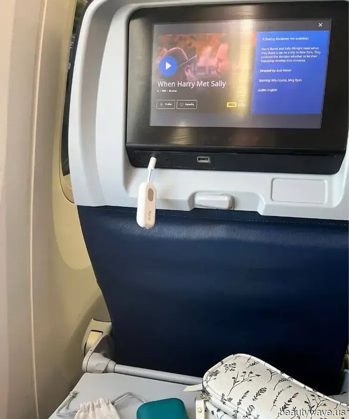 What's in My Bag: 12 Essential Personal Items I Always Bring When I Fly