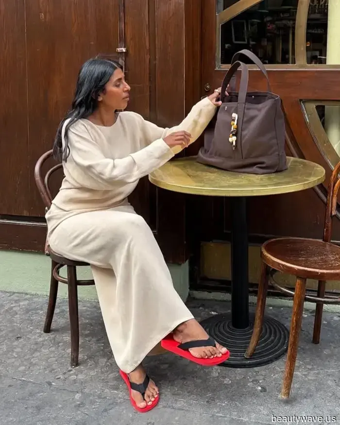 Black flip-flops are always stylish, but these 7 outfits demonstrate that this color is much more fashionable.