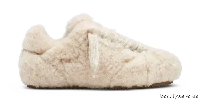 Más Fresco Que el Cuero, Más Acogedor Que el Ante&mdash;Esta Es la Tendencia de Zapatos Divisiva Que la Gente de Moda Está Usando Ahora Mismo