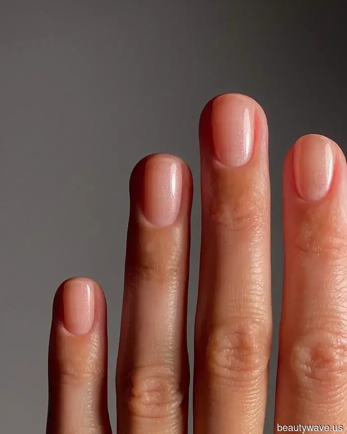 Non latte, non glassato&mdash;le unghie "Tulle" sono la tendenza della manicure neutra da richiedere questo autunno