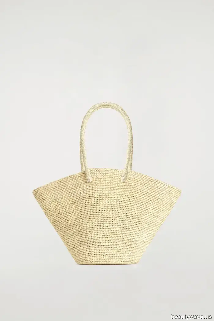 El look de aeropuerto de Pamela Anderson incluye la combinación de zapatos y bolso de chica francesa que realmente recomiendo llevar de viaje.