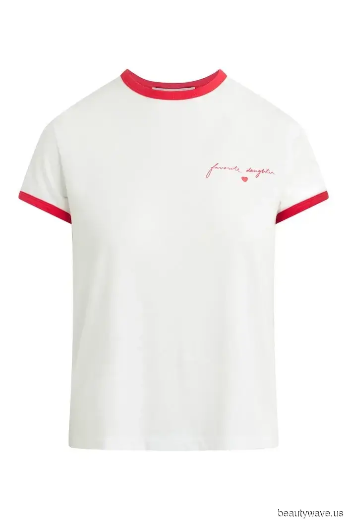 In simple terms, this T-shirt trend enhances the style of jeans and sandals.