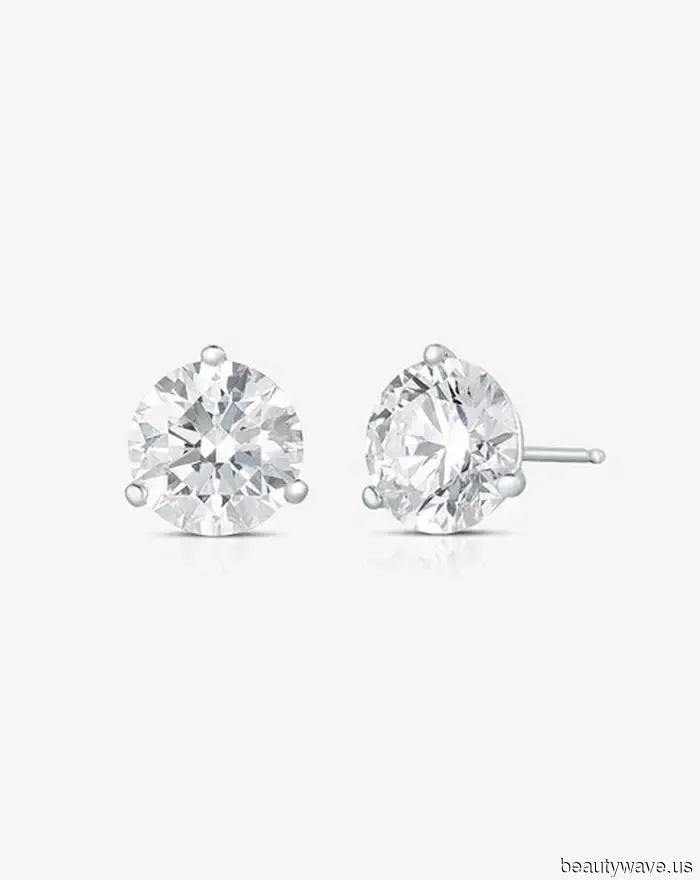 Ogni persona chic che conosco sta mettendo da parte orecchini voluminosi per questa tendenza senza tempo.