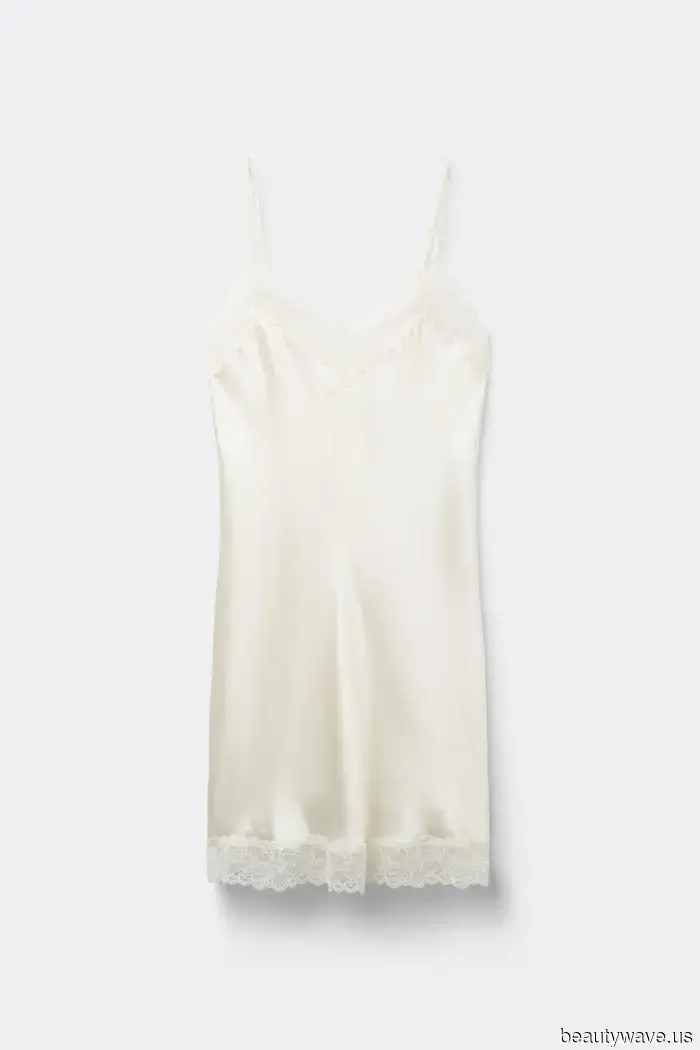 Making a Prediction: In a Month, This Cropped Pants and T-Shirt Look Will Be Worn by Everyone.